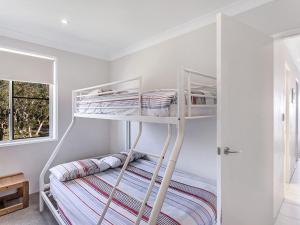 尼尔森湾Collendina Unit 6 19 Kurrawa Close的白色客房 - 带两张双层床和窗户