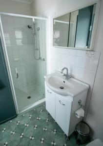 Baw Baw VillageAltitude Apartment 1的白色的浴室设有水槽和淋浴。