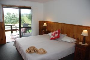 彭特派因Coast Norfolk Island的一间卧室,配有一张带两个泰迪熊的床