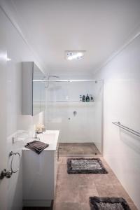 帕克斯Cabo’s On Currajong Warm, Cosy and Welcoming的带淋浴和盥洗盆的白色浴室