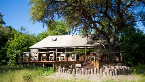 KhwaiO Bona Moremi Safari Lodge的茅草屋顶和树屋