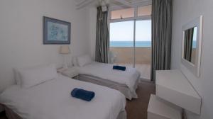德班45 Sea Lodge Umhlanga Rocks的海景客房 - 带两张床