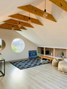 文茨皮尔斯Two story tiny house with private entry的阁楼客厅设有木制天花板和大地毯。