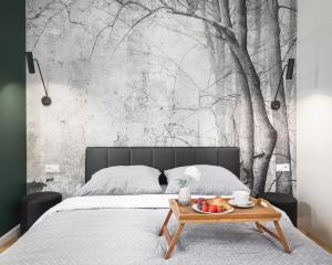 什切青KAZIA Apartment in My Center的卧室配有一张带树壁画的床