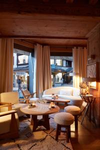 梅杰夫Hotel Mont Blanc Megève的客厅配有沙发和桌椅