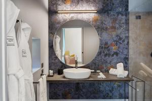 拉古萨Relais Antica Badia - San Maurizio 1619的一间带水槽和镜子的浴室