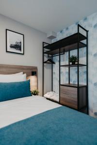 圣马丁娜穆里Premium Apartments Terme Sveti Martin的一间卧室配有一张大床和一个玻璃柜