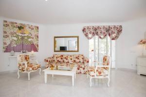 桑帕克Menorca Villa Marbella的客厅配有沙发、椅子和桌子