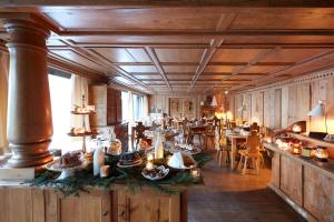 梅杰夫Hotel Mont Blanc Megève的餐厅拥有木墙和桌椅