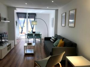 帕伦西亚INSIDEHOME Apartments - La Casita de Oscar的客厅配有沙发和桌子