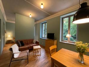 艾森纳赫Gästehaus Phantasie的客厅配有沙发和桌子