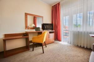 吉日茨科马祖里酒店的酒店客房配有书桌、电脑和椅子