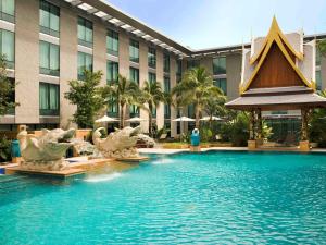 莱卡邦Novotel Bangkok Suvarnabhumi Airport的大楼前的游泳池