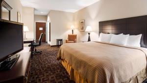 米尔堡贝斯特韦斯特卡罗温兹酒店的配有一张床和一台平面电视的酒店客房