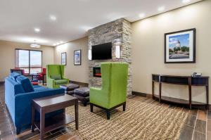 萨利纳Comfort Inn & Suites Salina North的客厅设有壁炉和电视。