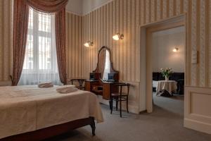布拉格Hotel Praga 1885的酒店客房,配有床和镜子