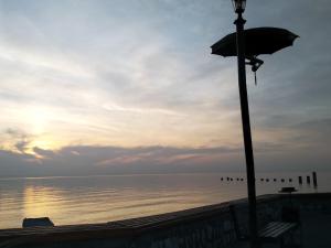 奥恰姆奇拉Чёрное Море的海边的街灯,日落