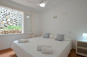 索列尔Alconasser 2 - Amazing Seaviews between Deia & Soller的卧室设有一张白色大床和一扇窗户。