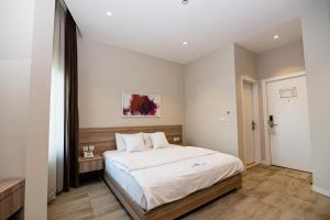 埃尔比勒Niagara Hotel Erbil的一间卧室,卧室内配有一张大床