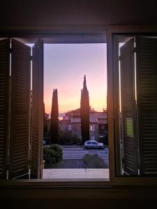 奈维斯Villa Monika的从窗口欣赏日落美景