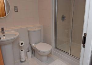 卡迪夫Trendy city centre apartment with free parking的浴室配有卫生间、盥洗盆和淋浴。