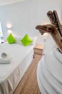 艾姆布里亚布拉瓦Villa N15 en plein cœur de la Marina, proche de Rosas, Costa Brava的卧室配有带绿色枕头的白色床