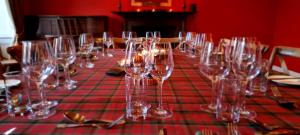 桑希尔巴克卢和昆斯伯里阿姆斯力推酒店的红桌布上带酒杯的桌子