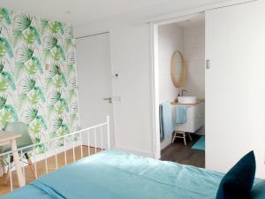阿尔梅勒Luxury Suites Oosterwold的一间卧室配有一张床铺和一张桌子,还有一间浴室
