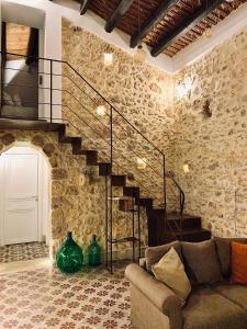 诺托O'scià Loft的一间带楼梯和沙发的客厅