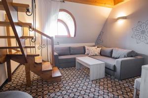 塔干尼采Kocierz Resort - Hotel的带沙发和楼梯的客厅