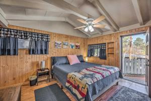 鲁伊多索Cabin with Mountain Views about 2 Mi to Ruidoso Midtown!的一间卧室配有一张床和吊扇