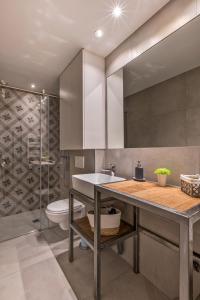 戛纳Agence des Résidences - Appartements privés du 45 CROISETTE - Superieur的一间带水槽和卫生间的浴室