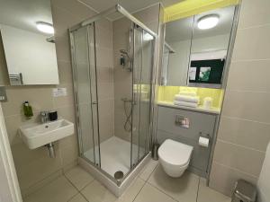 曼彻斯特曼彻斯特码头公寓的带淋浴、卫生间和盥洗盆的浴室