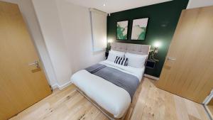 曼彻斯特曼彻斯特码头公寓的卧室配有一张白色大床