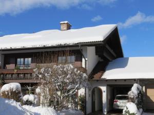 比绍夫斯维森Ferienwohnung Gouiaa的上面有雪的房子
