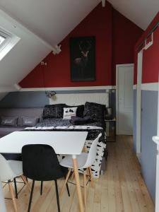 利布拉蒙Les studios du Domaine d'Eva的配有一张床和一张桌子及椅子的房间