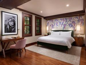 棕榈滩巴西苑酒店的卧室配有一张白色大床和一张书桌