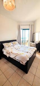 提比里亚Star of Tiberias的一间卧室设有一张床,享有海景