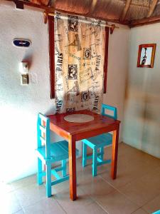 巴卡拉尔Veleando Ando Cabañas的桌子和两把椅子、桌子和椅子