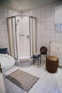 赫尔博恩Waldblick Herborn的带淋浴和浴缸的浴室