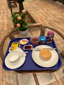 阿里卡Hotel Amaru Express的一张桌子上装有一盘食物的蓝色托盘