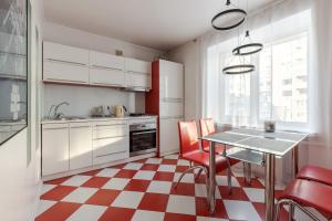 基辅Apartment Kiev House的铺有红色和白色格子地板的厨房