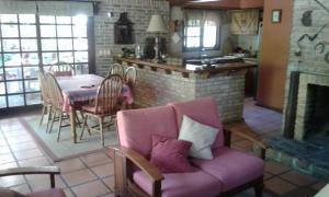 库奇拉阿尔塔Posada 5a. Reverie的客厅配有粉红色的沙发和桌子
