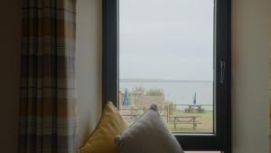 沃特福德The Saratoga的客房设有海景窗户。