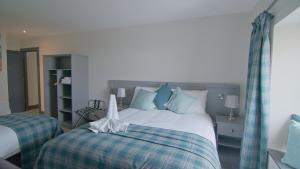 沃特福德The Saratoga的一间卧室配有一张蓝色和绿色床单。