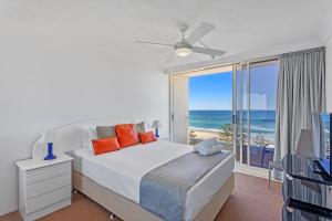 黄金海岸南十字海滨度假公寓 的一间卧室配有一张床,享有海景