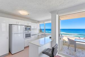 黄金海岸南十字海滨度假公寓 的配有白色家电的厨房,享有海景