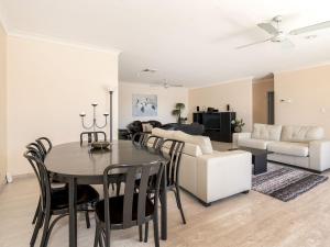 安特兰斯Lakeshore Apartments Unit 5的用餐室以及带桌子和沙发的客厅。