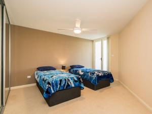 安特兰斯Ocean Views Unit 15的一间卧室配有两张床和吊扇