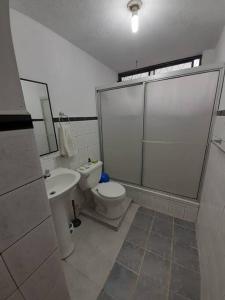 洛哈Amplio y cómodo departamento.的一间带卫生间和水槽的浴室